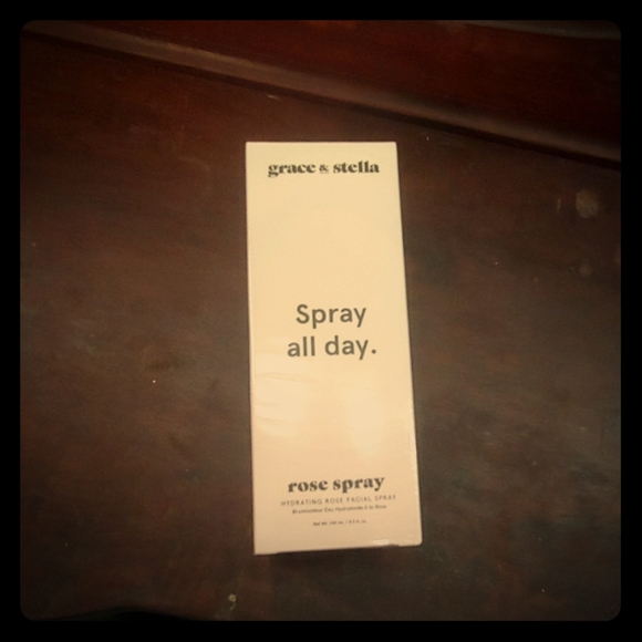 Grace & Stella. Rose Spray - Picture 1 of 2